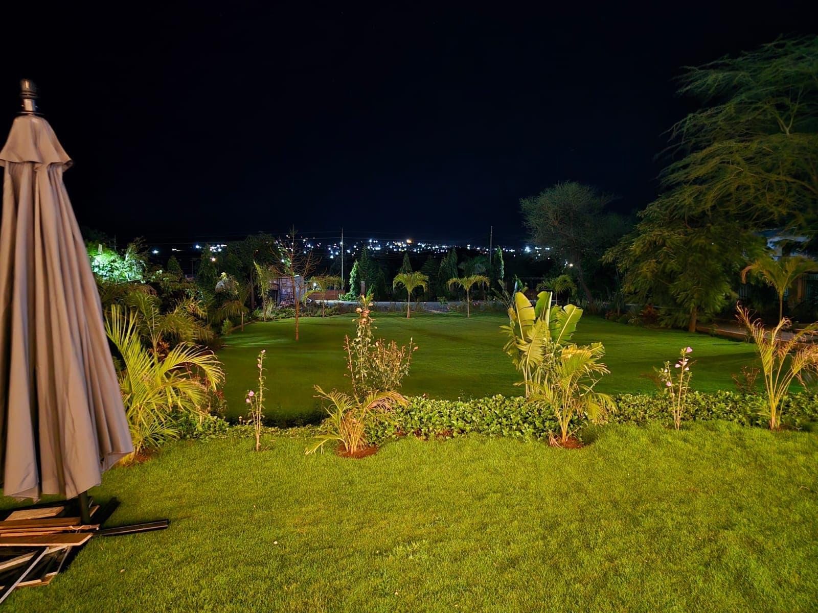 Oloisiri garden and pool